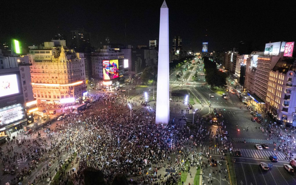 Aanhangers van de zondag verkozen Argentijnse president Javier Milei vieren op de Avenida 9 de Julio in de Argentijnse hoofdstad Buenos Aires zijn overwinning. beeld AFP, Carlos Reyes