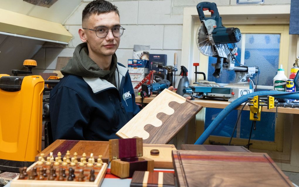 Keurhorst werkt vooral aan kleinere projecten, zoals snijplanken, damborden en ringendoosjes. „Daarbij komt tijd en precisie kijken”, zegt hij. beeld RD, Anton Dommerholt