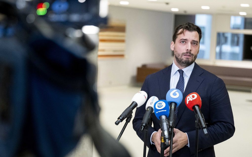 FVD-leider Thierry Baudet in gesprek met de media in de Tweede Kamer, een dag nadat de lijsttrekker met een voorwerp op het hoofd werd geslagen in café The Cabin in Groningen. beeld ANP, ROBIN UTRECHT