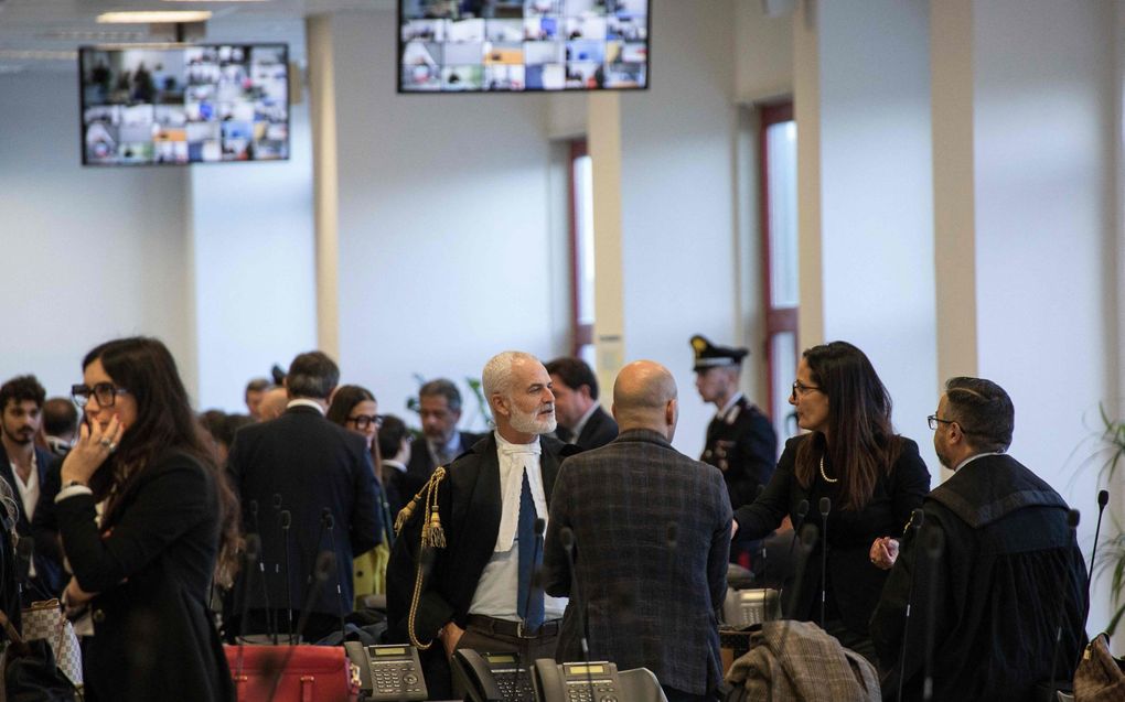 Advocaten wachten maandag in het Italiaanse Lamezia Terme op de uitspraak in het megaproces tegen de Calabrese maffia. beeld AFP, Gianluca Chininea