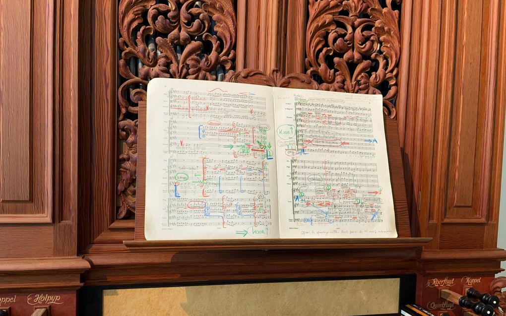 Händels ”Messiah” op de lessenaar van het huisorgel van Rinus Verhage. ​De dirigent maakte veel kleurrijke aantekeningen in de partituur.  beeld Gert de Looze