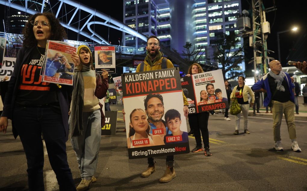 Bij een demonstratie in Tel Aviv riepen Israëli’s hun regering dinsdag op een overeenkomst met Hamas te bereiken, zodat gegijzelde landgenoten vrijkomen. beeld EPA, Abir Sultan