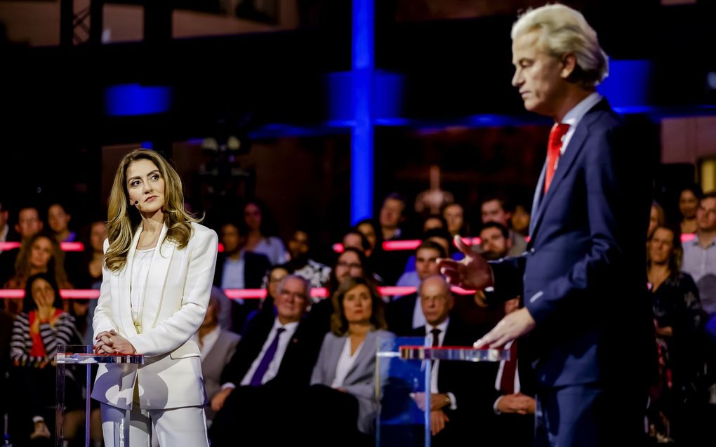 Dilan Yeşilgöz (VVD) en Geert Wilders (PVV) tijdens het NOS-slotdebat. beeld ANP, Remko de Waal