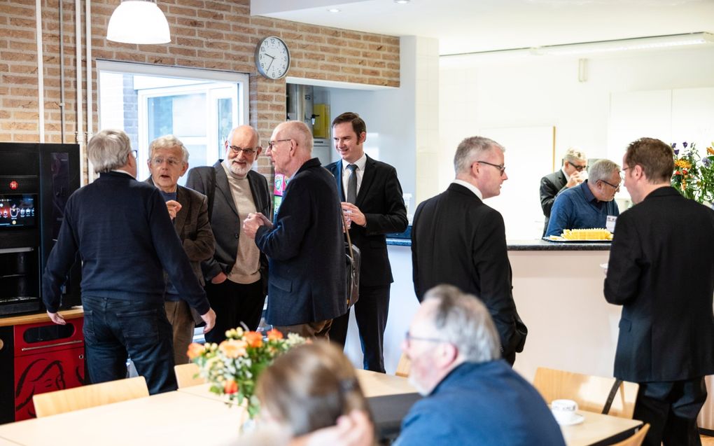 Deelnemers aan de studiedag over Israël, aan de TUA in Apeldoorn, woensdagmorgen met elkaar in gesprek. beeld André Dorst