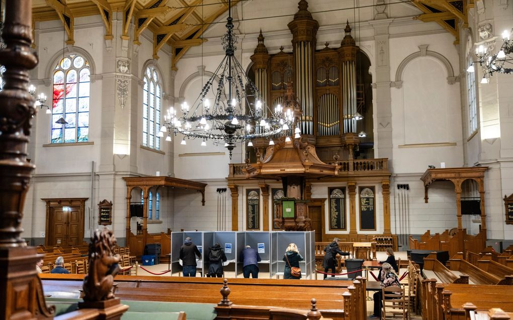 Kiezers in Apeldoorn brengen hun stem uit in de Grote Kerk.  beeld André Dorst