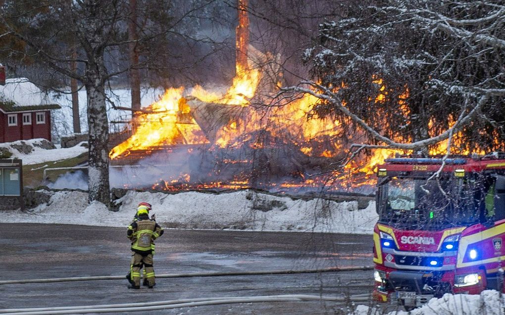 Een houten kerkje in het Finse plaatsje Rautjärvi ging in 2022 totaal in vlammen op. De kerkdeuren waren dichtgeknoopt. beeld AFP, Ari Nakari