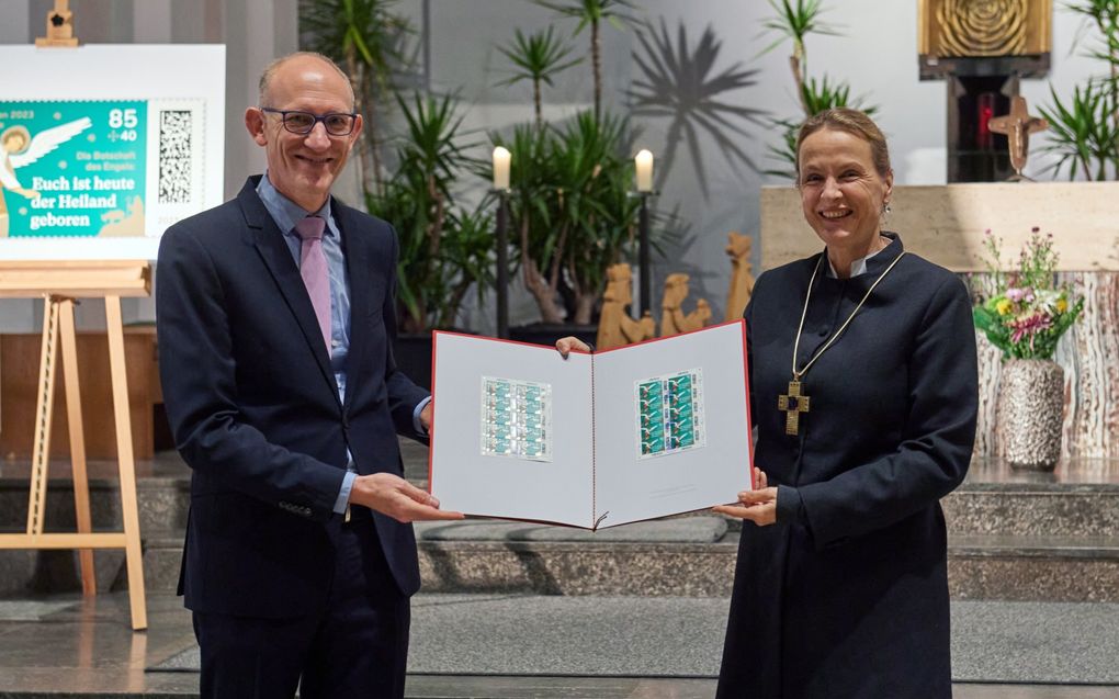 Duitsland heeft net als vorig jaar een kerstpostzegel met daarop een Bijbeltekst. Dit keer luidt de tekst: „Euch ist heute der Heiland geboren”, „U is heden de Heiland geboren.” beeld epd-bild, Christian Ditsch