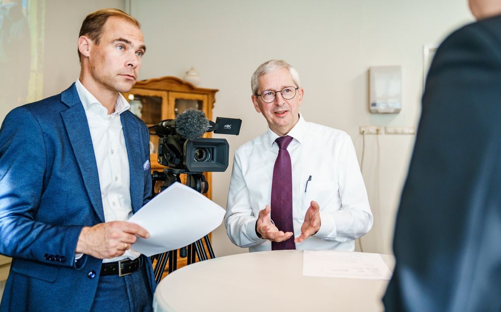 'Journalisten' Kees de Groot (l.) en Steef de Bruijn bevragen een cursist tijdens een oefening in optreden voor media. beeld Hanno de Vries