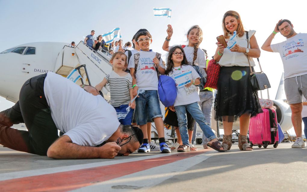 Vreugde bij een Joods gezin uit Frankrijk dat aankomt in Israël. beeld Jewish Agency