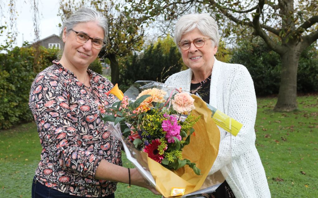 Hannie van de Sluis (l.) krijgt een bos bloemen van haar moeder Jannie Slootweg (r.) „Straks wonen we achter het huis van mijn dochter. Ik zie het als een wonder.” beeld VidiPhoto