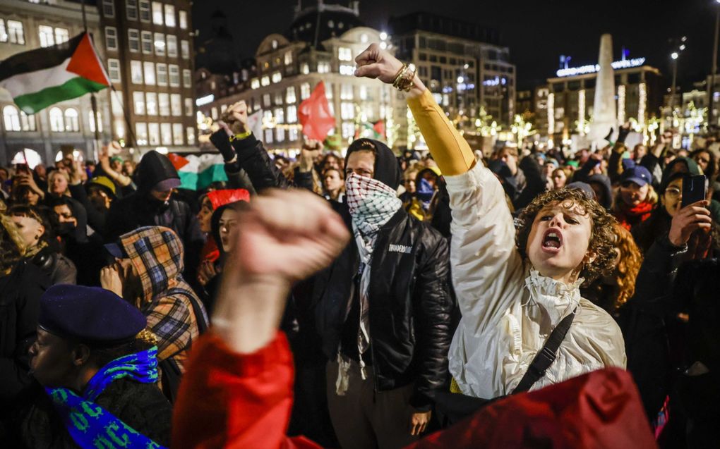 Deelnemers aan een solidariteitsactie tegen uitsluiting en discriminatie zijn samengekomen op de Dam. De actie is een reactie op de verkiezingswinst van de PVV van Geert Wilders.  beeld ANP. Ramon van Flymen