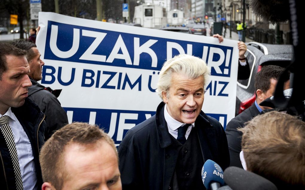 Turkse media schrijven dat de winst van „vijand van de islam” Geert Wilders veel nare herinneringen oproept. Foto: Wilders voert actie bij de Turkse ambassade, voorjaar 2017. beeld ANP, Remko de Waal