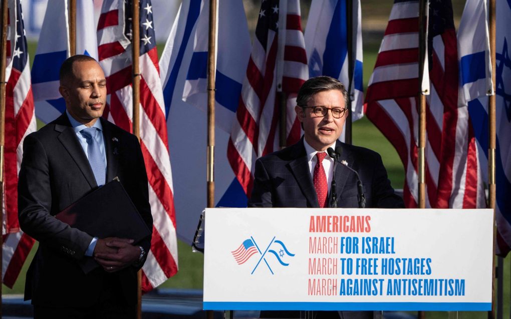 Mike Johnson (rechts) spreekt tijdens een pro-Israëlbijeenkomst op 14 november in Washington. beeld AFP, Drew Angerer