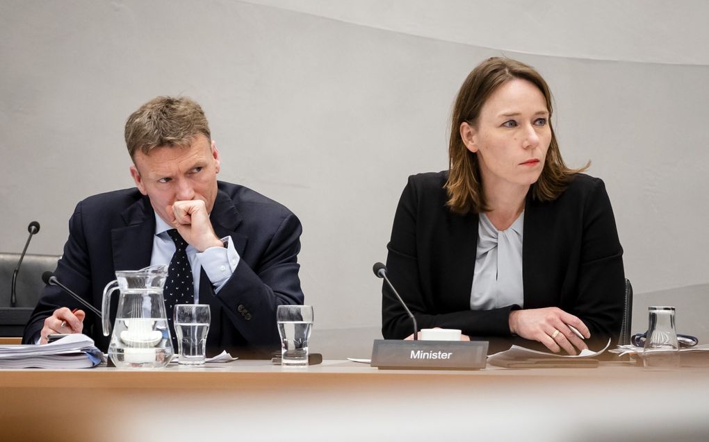 Minister van Buitenlandse Zaken Hanke Bruins Slot (r.) donderdag tijdens het debat in de Tweede Kamer. beeld ANP, Sem van der Wal