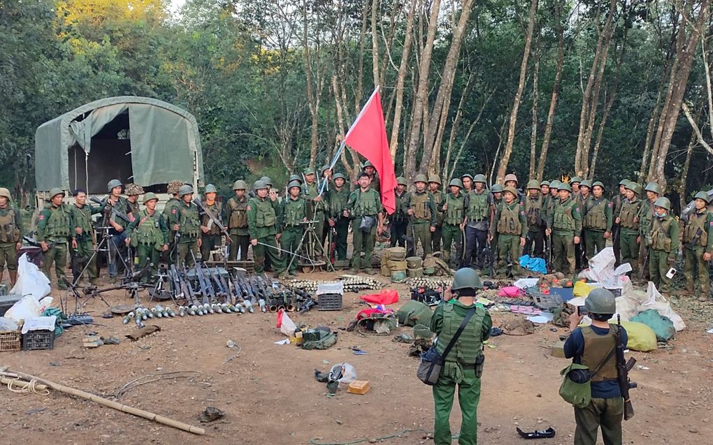 Verzetsstrijders poseren met op het leger van Myanmar buitgemaakte wapens. beeld AP