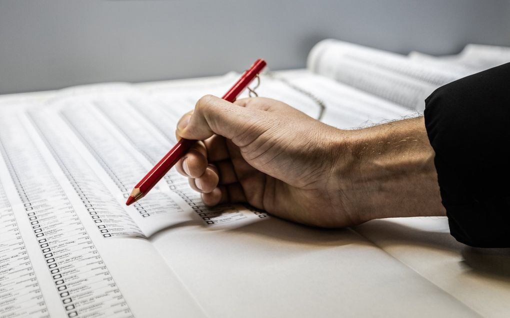 „Na de verkiezingen moet een coalitie gesmeed worden van meerdere partijen die ideologisch sterk verschillen. Hoezo volkswil, als kleurloze compromissen leidend worden? Wat betekent een stembusuitslag als het politieke krachtenveld zo ondoorzichtig wordt dat geen kiezer meer de idealen van zijn partij terugziet?” beeld ANP, Eva Plevier