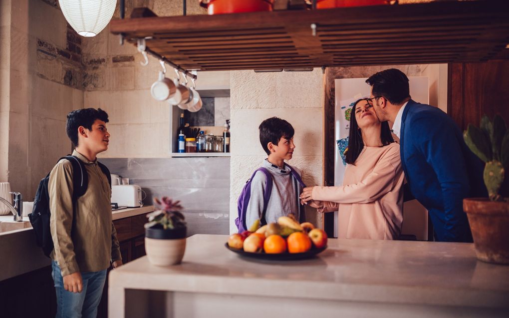 „De eerste hoofdstukken van Genesis tonen dat de taak van de man vooral naar buiten ligt; de taak van de vrouw naar binnen, in de zorg en (op)voeding van het gezin dat uit haar als moeder voorkomt.” beeld iStock