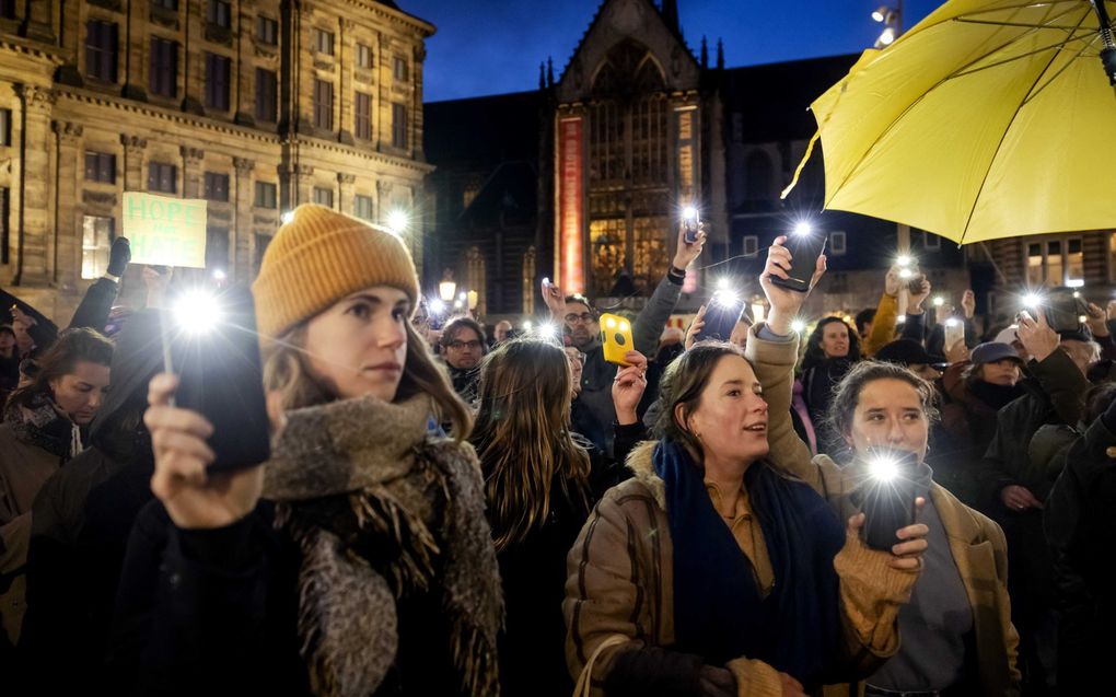 Mensen keren zich op de Dam in Amsterdam tegen racisme en haat. De manifestatie is georganiseerd als reactie op de verkiezingswinst van de PVV. beeld ANP, Robin van Lonkhuijsen