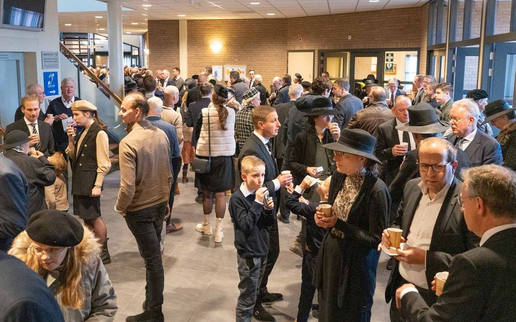 Pauze tijdens de eerste landelijke zendingsmiddag van de Gereformeerde Gemeenten in Nederland, die zaterdag in Barneveld werd gehouden. beeld Niek Stam