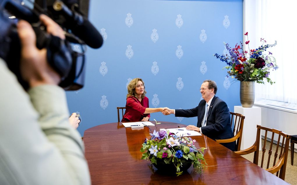 Voorzitter van de Tweede Kamer, Vera Bergkamp, ontvangt Gom van Strien in de Schrijfkamer van de Tweede Kamer. beeld ANP, SEM VAN DER WAL