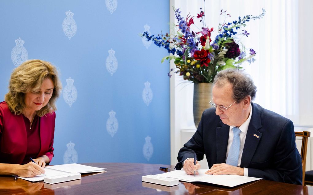 Voorzitter van de Tweede Kamer, Vera Bergkamp, ontvangt Gom van Strien in de Schrijfkamer van de Tweede Kamer. beeld ANP, SEM VAN DER WAL