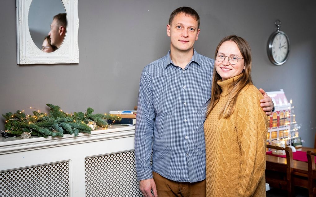 Oleg en Irina Stepanova kwamen als Oekraïense ontheemden in Sliedrecht terecht. „Het is voor ons moeilijk om na te denken over de toekomst. We weten niet wanneer we naar huis terug kunnen, we weten ook niet hoelang we in Nederland kunnen blijven.” beeld Cees van der Wal