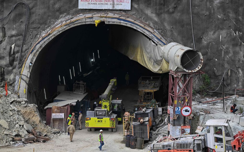 Reddingswerkers werken bij de ingestorte Silkyara tunnel in de Indiase deelstaat Uttarakhand. beeld AFP, Sajjad HUSSAIN