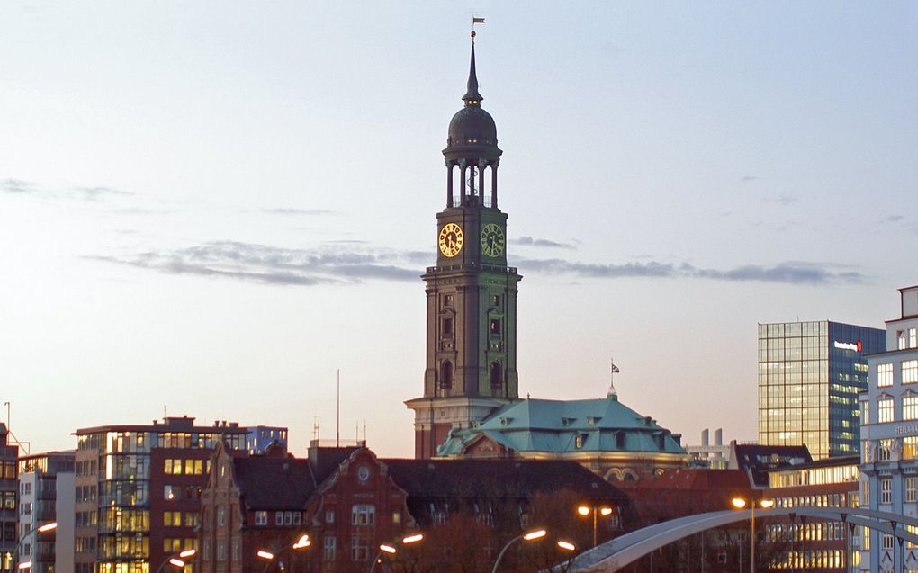 De Sint-Michielskerk in Hamburg, gezien vanaf de haven. beeld Wikimedia