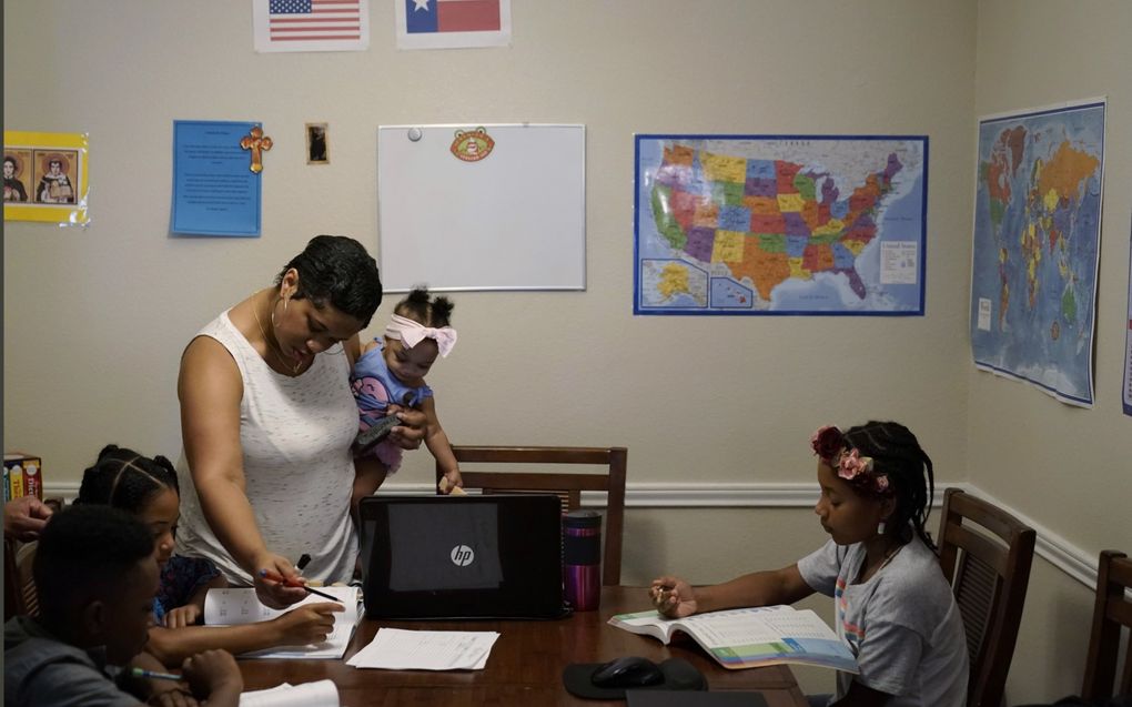 Thuisonderwijs in een gezin in de Amerikaanse staat Texas. beeld AP, Eric Gay