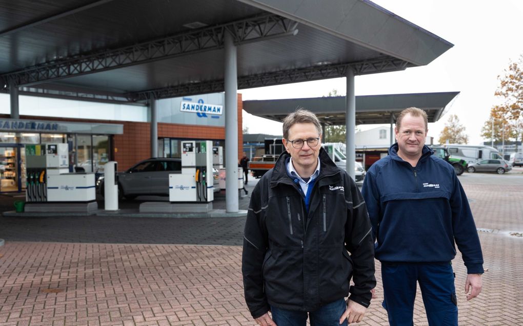 Evert (l.) en Hans Sanderman: „De vraag naar benzine en diesel zal afnemen, maar als het moeten kunnen we ons snel aanpassen.” beeld RD, Anton Dommerholt