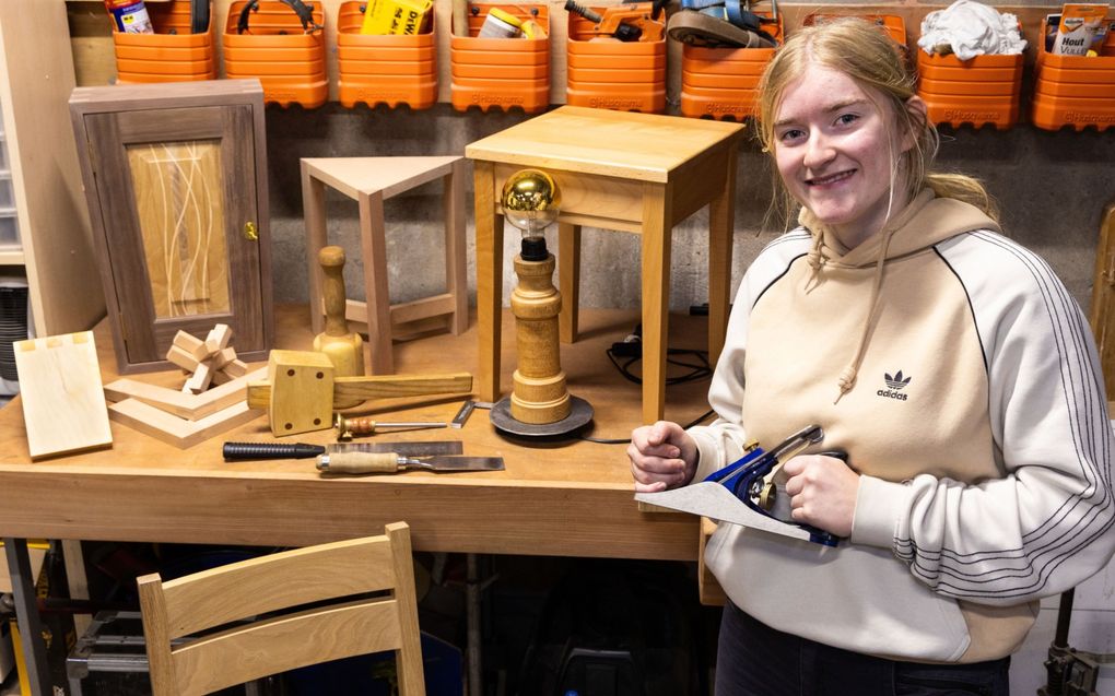 Irsa studeert voor meubelmaker op het Hout- en Meubileringscollege in Amsterdam. Op school én thuis is ze in de weer met hout. beeld RD, Anton Dommerholt​