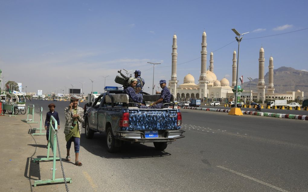 Houthi-strijders surveilleren in de Jemenitische hoofdstad Sanaa. beeld EPA, Yahya Arhab