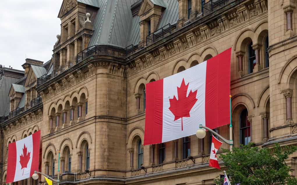 Canadese vlaggen op een regeringsgebouw in Ottawa. beeld Getty Images, Iryna Tolmachova