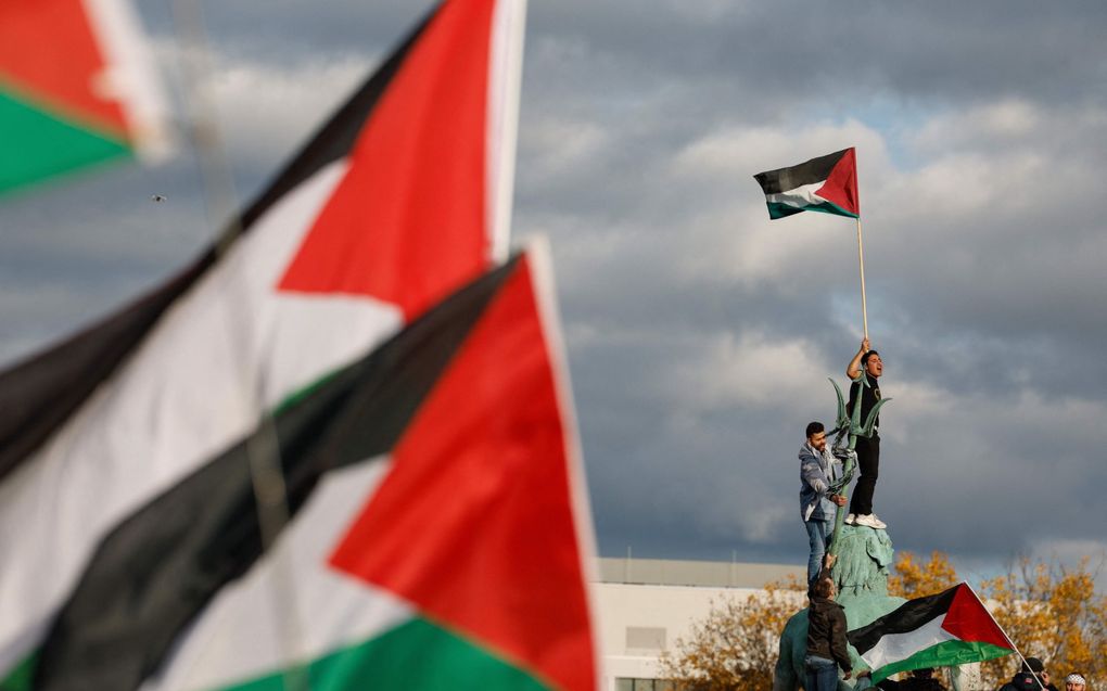 Demonstranten zwaaien in het centrum van Berlijn met Palestijnse vlaggen. beeld AFP, Odd Andersen