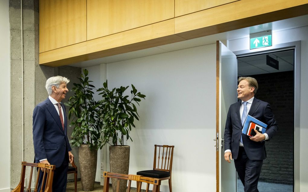 Verkenner Plasterk (l.) begroet Pieter Omtzigt (r.), voorafgaand aan zijn gesprek met de NSC-leider. 
beeld ANP, Koen van Weel