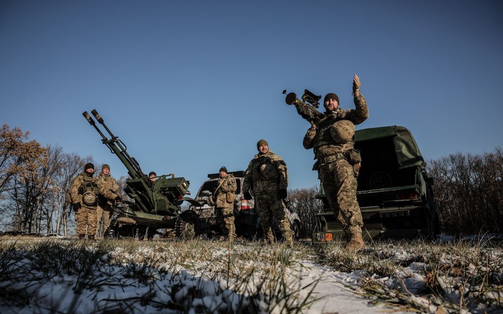 Oekraïense militairen demonstreren een raketwerper. Oekraïne leunt voor de oorlog tegen Rusland sterk op de VS, maar de vraag is hoe permanent deze steun is. beeld EPA, Oleg Petrasyuk