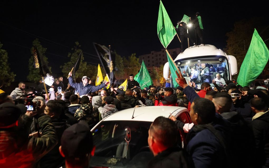 Een uitgelaten menigte in Ramallah reageert op de aankomst van een bus met daarin Palestijnse gevangenen die door Israël zijn vrijgelaten. beeld EPA, Alaa Badarneh