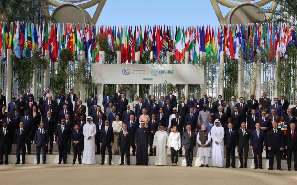 Wereldleiders en afgevaardigden poseren voor een familiefoto tijdens de klimaattop in Dubai. beeld AFP, Giuseppe Cacace