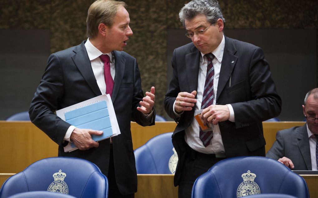 De SGP'ers Kees van der Staaij en Roelof Bisschop voeren een geanimeerd gesprek met elkaar. Een archieffoto uit 2013. beeld ANP, Pierre Crom