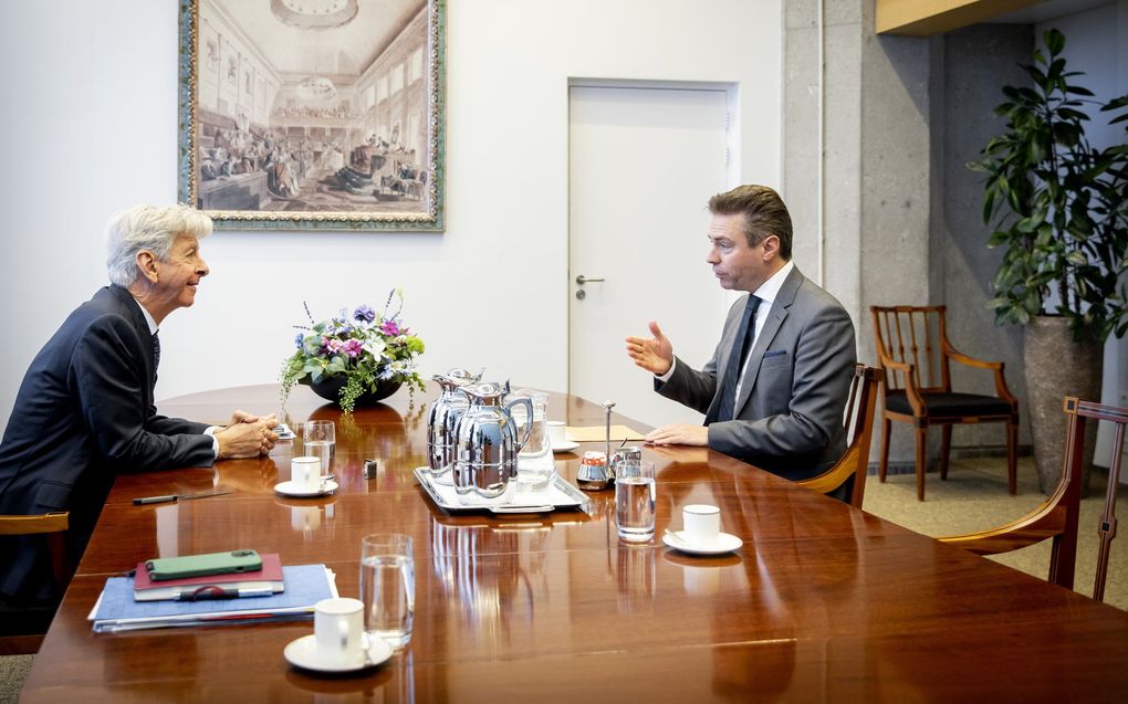 Chris Stoffer (SGP) tijdens een gesprek met verkenner Ronald Plasterk. Plasterk heeft alle fractievoorzitters uitgenodigd voor een gesprek. beeld ANP, KOEN VAN WEEL