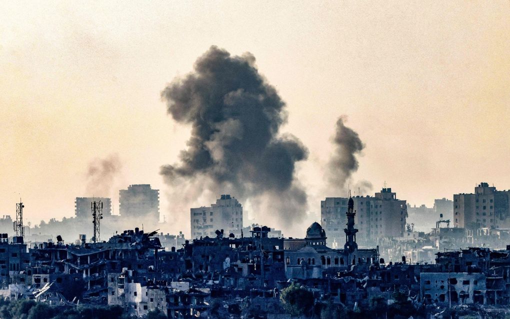 Rook stijgt op boven de Gazastrook na een Israëlisch bombardement. De foto is genomen vanuit de zuid-Israëlische stad Sderot. beeld AFP, Ronaldo Schemidt, beeldmontage RD