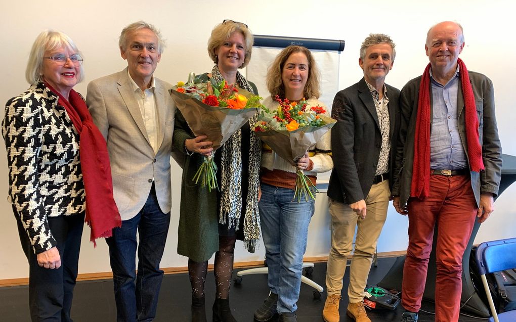 Het bestuur van Koornetwerk Nederland (v.l.n.r.: Cora Honing, Thomas Hessels, Jesje Schalm (vertrekkend), Annalisa Schmad (vertrekkend), Ruut te Velthuis en Marcell Vroeijenstijn. Penningmeester Bas Oosthoek ontbreekt op de foto. beeld Koornetwerk Nederland