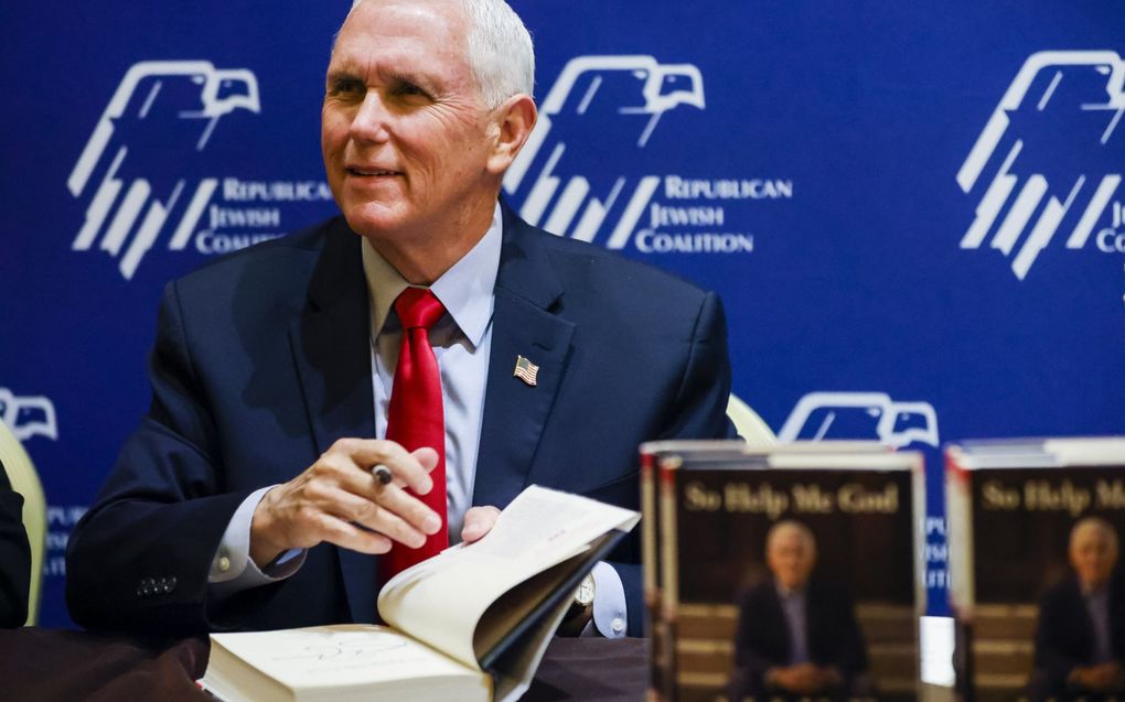 Mike Pence tijdens een signeersessie voor een eerder boek. beeld AFP, Wade Vandervort