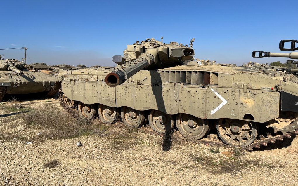 Israëlische tanks staan op de legerbasis Tse’elim in de Negevwoestijn klaar om in actie te komen in de oorlog tegen Hamas. Na een tijdelijke wapenstilstand is het conflict in de Gazastrook vrijdag weer ontbrand. beeld RD