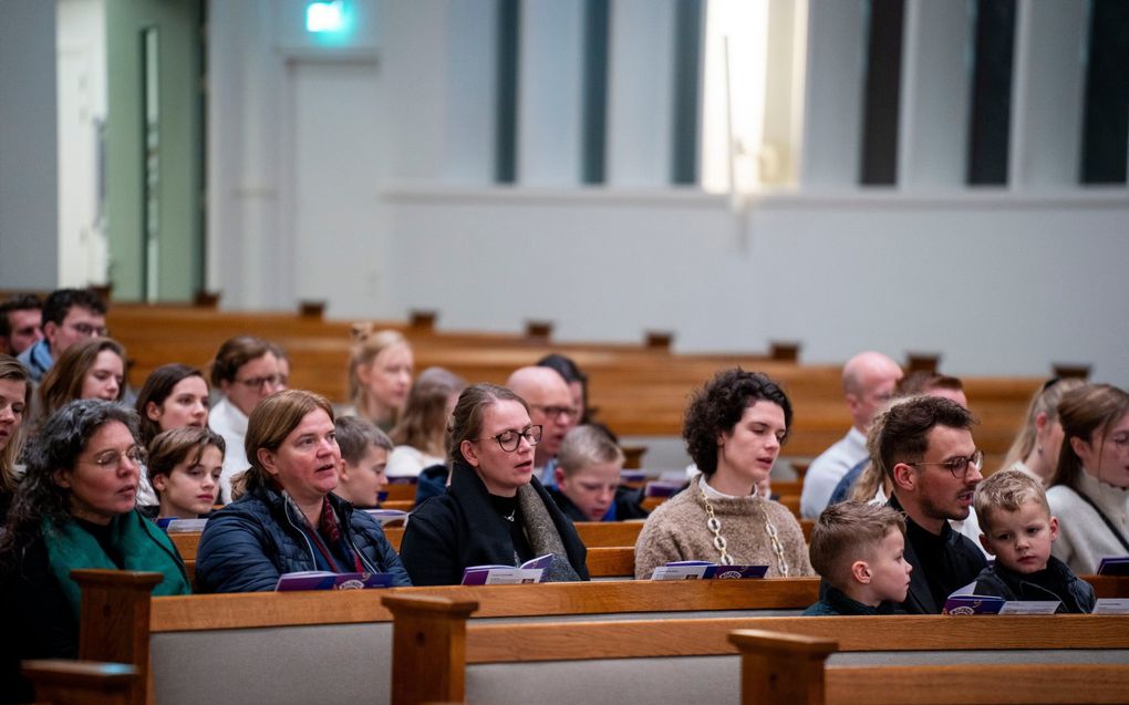 Start van de JBGG-actie "Bijbel binnen bereik", vrijdagavond in Barendrecht. beeld Cees van der Wal Fotografie, Martijn de Zwart