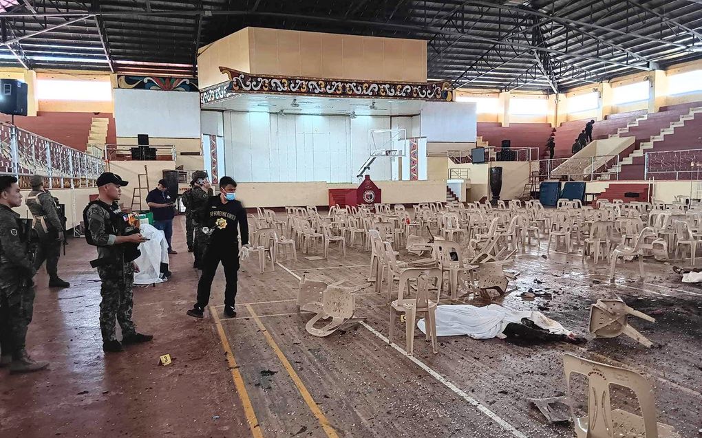 Onderzoek op de plaats waar de bomaanslag plaatsvond. beeld AFP/Lanao Del Sur Provincial Information Office