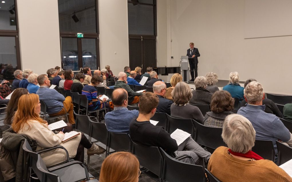 Prof. dr. Jan Hoek spreekt tijdens een bijeenkomst over principes en pastorale praktijk rond genderdiversiteit, vrijdagavond in het Goudse Driestar College. beeld Martin Droog