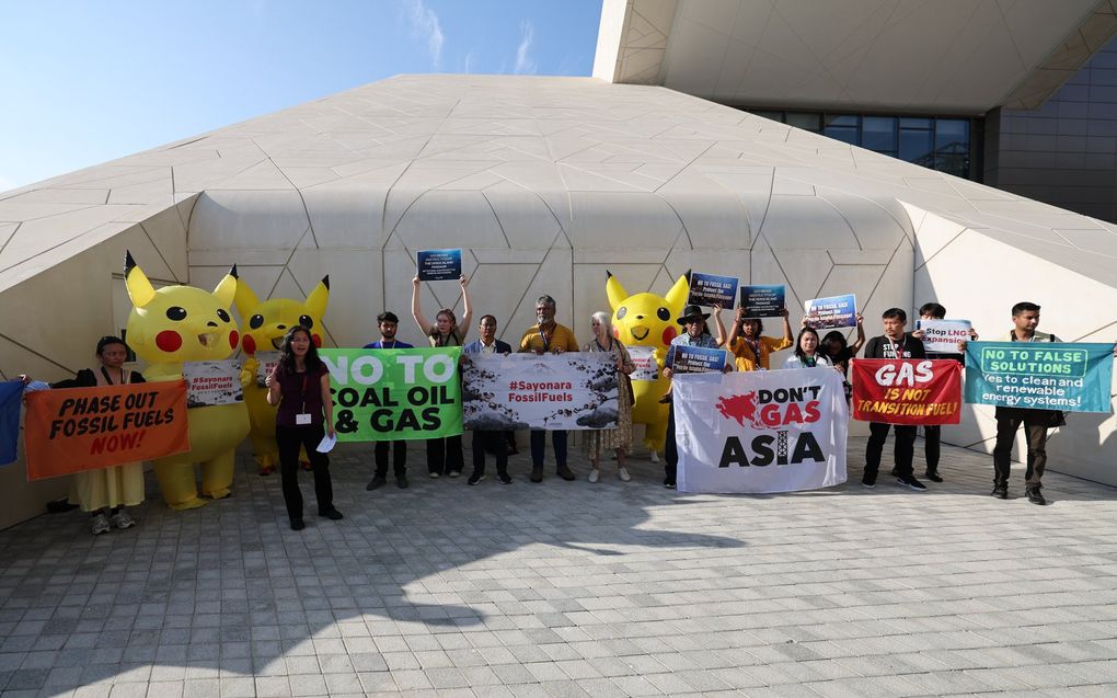 Demonstranten bij de klimaattop in Dubai. beeld EPA, Ali Haider