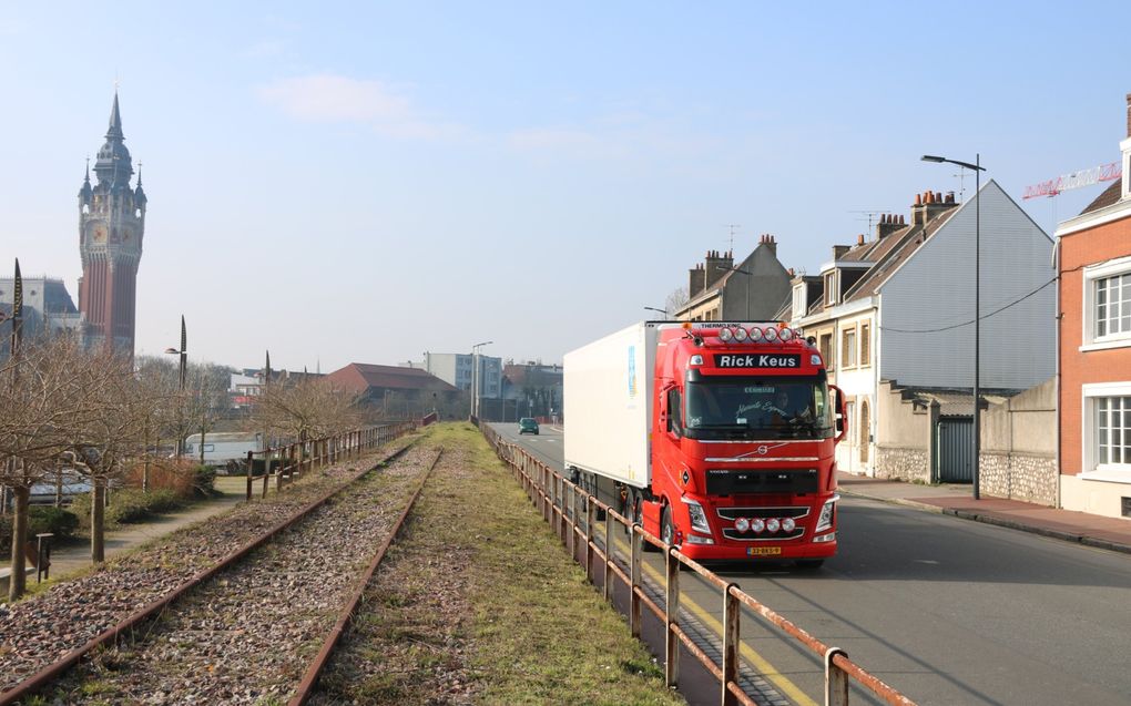 Rick rijdt langs een toren in Calais uit de vorige eeuw. beeld Sjaak van de Groep