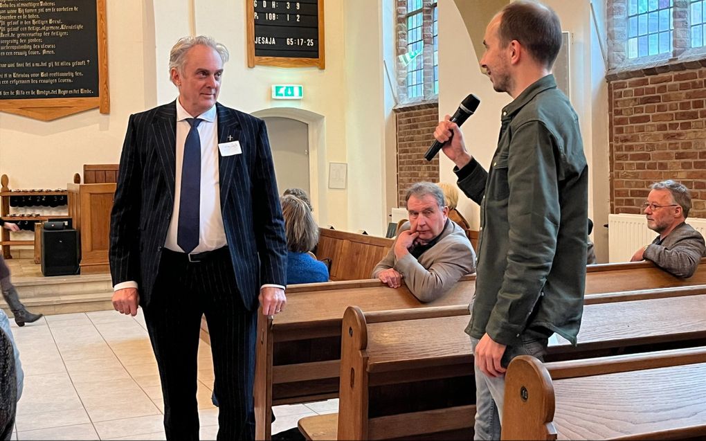 Classispredikant ds. Marco Luijk (l.) in gesprek met een deelnemer aan een bijeenkomst voor kerkelijk werkers, maandagmiddag in Utrecht. beeld RD